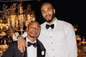 塔图姆参加比尔婚礼帅照：地垄沟发型+精美西服 小托马斯出镜