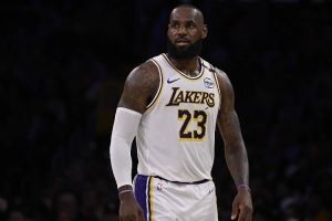 知错能改？杨毅：詹姆斯的是不是下坡路？殳海：平路 绝对的平路