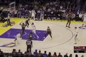 得吃得喝扣到爽！海斯掩护后下顺 接里夫斯抛传飞高高空接暴扣！