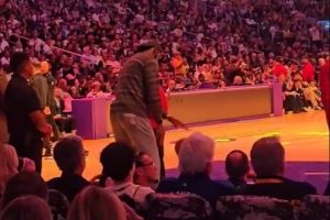 手痒了！湖人vs热火第四节暂停期间 詹姆斯在篮下认真练习运球