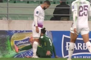 少儿不宜！张玉宁上半场与对方球员发生肢体冲突，两人各吃一黄图片