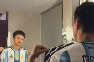 球王的小迷妹😍张琳艳社媒晒照，上身最新款阿根廷梅西10号球衣图片